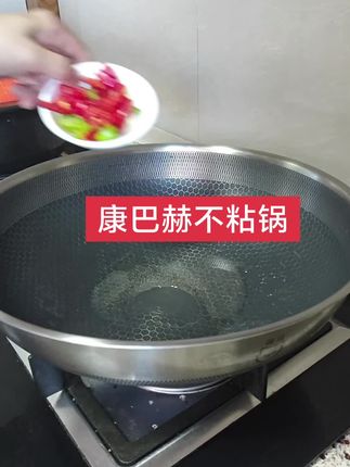 康巴赫不粘锅,可以炒螺丝,可以用钢铲,可以用钢丝球擦洗的一个好锅。厨房里蒸煮煮闷炒,一锅搞定#有个好锅才有好饭菜