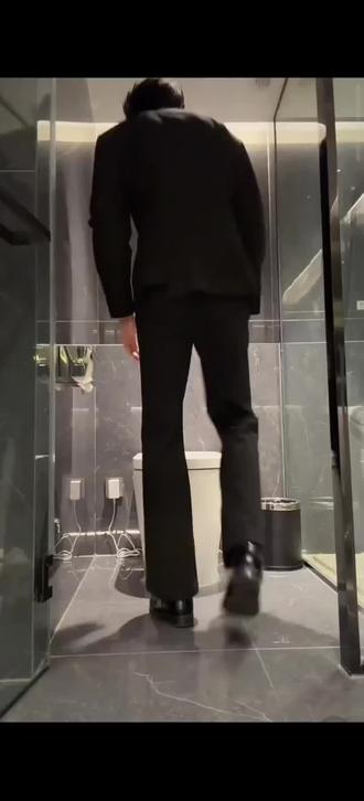 来一个帅哥抽象,爱播在线教闪电⚡宝宝们上厕所!#热门 #上厕所 #上厕所仪式感 #抽象 @A-以太⚡️ @龙浩天男团·银河系A(团队招优)PGY @龙浩天🐲(酉阳桃花源摆手堂直播) @龙浩天🐲(小号)