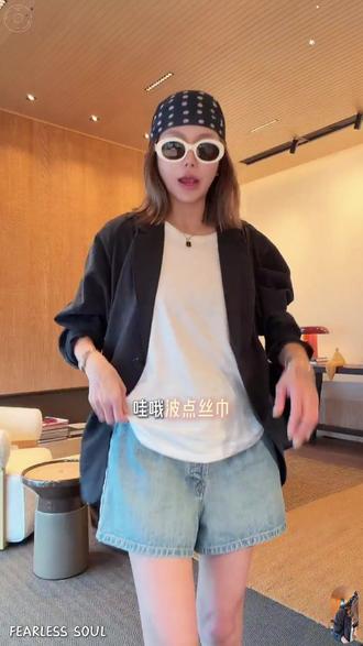 小巧百搭,系颈、包头、装饰包包都适配,点缀通勤穿搭,轻松提升整体精致格调。#穿搭技巧#搭配分享#丝巾#时髦精#高级感穿搭
