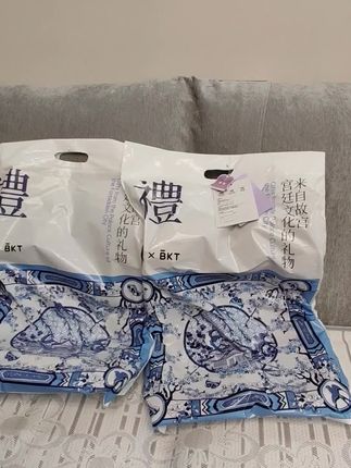 护腰坐垫 姐妹们,我最近发现了一款超棒的护腰坐姿椅,它的舒适度简直绝了,坐上去就像被云朵包裹着一样,让人瞬间卸下所有的疲惫。而且它特别轻巧便捷,不管是在家还是出门在外,都能随时随地带着用。自从有了它,我的腰部得到了很好的休息,工作和生活都变得更加轻松愉快了。