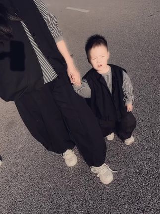 #创作中心. 你很重要,也很特别,你是我无论有多难也要捧在手心里的人儿,没有人能指责你,只要你要,只要我有,我定尽我所能,倾尽我所有去爱你#穿搭 #dou上热门 #亲子