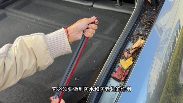 长安的后备箱缝隙非常大,很容易进入树叶和灰尘异物,如果不堵上很容易腐蚀车漆以及影响排水造成异味,可以装上后备箱专用密封条,就能解决这些问题!#长安#汽车密封胶条#后备箱密封条 #密封条#汽车好物推荐