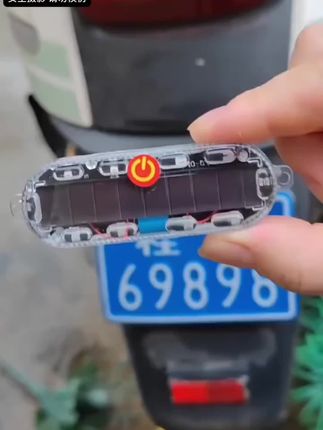这个就是大家都在找的#太阳能防追尾警示灯,它不用插电也不用接线,只要打开开关就能自动亮起,而且还是爆闪模式,非常炫酷!关键的是下雨天也可以正常使用,因为它具备防水功能,喜欢的朋友赶紧点击下方链接购买吧!有了它,夜晚开车更安全了!#警示灯 #汽车好物 #夜骑警示灯#汽车用品
