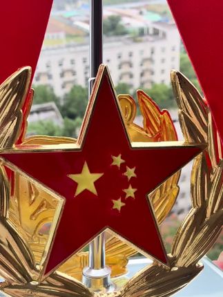 如果信仰有颜色,那一定是中国红,放在车里太好看了。#汽车摆件 #五星红旗迎风飘扬 #红旗摆件 #摆件