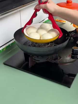 这个取碗夹真的太实用了,三合一的设计,以后端热菜热饭再也不怕烫手,而且它还是个开瓶夹 #厨房好物 #防烫夹