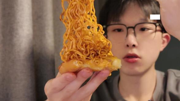 解锁你们没吃过的披萨神仙吃法! #肯德基新品 #五颗蛋沙拉脆脆肠K萨 #披萨神仙吃法 #吃货日常 #好好吃饭