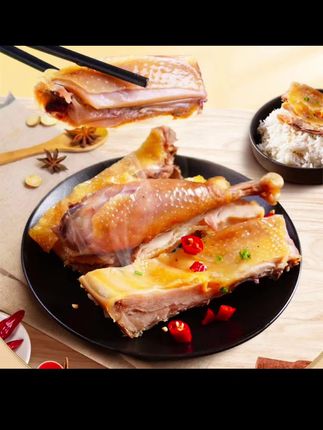 湖北荆门的风干鸡真的太好吃了,它是湖北荆门的特产,也是湖北人年货必备的一道美食,吃起来特别方便,只需要简单的清洗一下就可以下锅了,不管是清蒸还是炒菜都非常的美味,它的肉质紧实,口感咸香,真的是非常不错的选择,喜欢的朋友赶紧去下单吧!