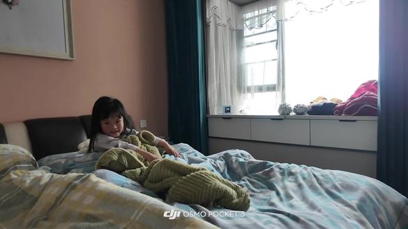 小孩子真的很好玩
开始是这样的:“你起床干嘛”“不是要上学吗”“今天周六”“噢,是周六啊”默默开心以为周末,等回想起来是周二又以为迟到时,自尊心作祟又开始准备想哭。但发现是请假了的时候,那笑得…