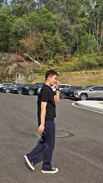 没试过蓝色卫裤的兄弟!抓紧时间搞一条#男生穿搭 #卫裤