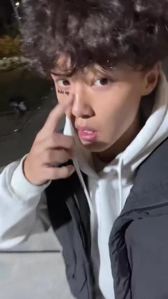 #逆转时间公式
2025写给成长的序章
2025这一年,情绪像打翻了的调色盘,有收我感恩这一路的所有经历,它们带我遇见形形色色的人。
看过零零散散的事,也让我在跌跌撞撞里,慢慢读懂了生活的深意。
我从不后悔自己做过的每一个决定,也从不遗憾自己选择的每一条路,毕竟每一步,都算数。
这一年,大概是我成长最快的一年。
从前的我,总是被"绩点"、"实习"、"考证"这些目标无情地束缚。
我忘记了追逐的同时会看到各种各样的风景。
我只知道攀登,却忘了享受,忘了记录。
就像我的大一,等意识到那段回忆的重要时,确早已物是人非。
我在欲望里追逐不休,盼着自己能成功。
盼着日子安定顺遂,盼着处事周全妥帖,但忘了最深的意味。
如今我踏入了新的一年要去做到把自己照顾好,按时吃饭,按时去训练,按时睡觉。
在享受中一步步靠近未来。
我知道这个世界从不是坦途,那些看不见的尖刺与荆棘。
在每一段看似平坦的路里,但不应该让束手无策成为常态。
成年的我也应该要拿出点从容了。
虽少了几分年少的热血与激情,但多了几分不动声色的坦然。
也在磕磕绊绊里,学会了与生活妥协,与自己和解。
现在我偶尔发一会儿漫无目的的呆,偶尔看看路边里的银杏树。
或看看恰逢的夕阳,一切都很美。
原来,把平凡的日子过好,就已经很了不起。
愿2026年的我,能带着这一年所有的印记——
破碎的、闪耀的、疼痛的、温柔的,
完整地走向那个我越来越喜欢的自己。