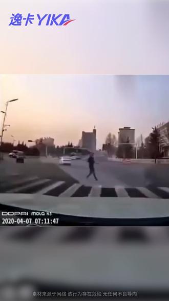 行人闯红灯被撞,司机有责任吗? #交通安全 #闯红灯 #交通事故 #逸卡雨刷 #汽车