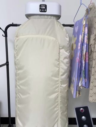 梅雨季救星!宝妈闭眼入的可折叠干衣机 终于找到衣物烘干的完美解决方案!这款可折叠干衣机,简直是带娃家庭刚需。 软乎乎的触感太戳我!烘宝宝的口水巾、衣物完全不发硬,贴身穿安全感拉满。不用的时候折起来,儿童房角落随便塞,一点不耽误娃玩耍。 关键是让人放心,给娃用的东西就得这种靠谱的,再也不用怕阴天衣服晾不干有异味啦~#折叠烘干机 #干衣机 #科技改变生活#智能生活#好物推荐🔥