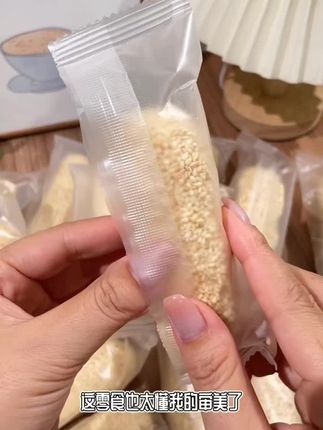 袋上的京剧小人儿Q萌又灵动,“国潮味道”四个大字更是把国风氛围感拉满~光看包装就疯狂心动,真的很想知道里面藏着什么惊喜美味!