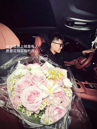 副驾驶放花让人家咋座啊 这不胡闹嘛