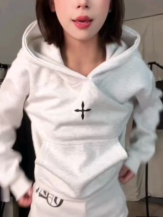 美式复古十字花立体绣短款连帽卫衣女款秋冬季时尚休闲长袖帽衫潮#美式复古 #长袖t恤 #连帽卫衣 #时尚穿搭