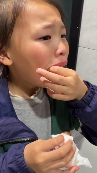 哭着也要自己完成拔牙的小朋友,勇敢又让人心疼。每一颗乳牙脱落,都是长大的印记。#拔乳牙全过程