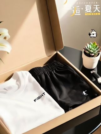 乔丹运动短袖套装 夏天别再乱买!乔丹这套运动套装才是男生的神! 夏天跑步健身的兄弟看过来! 乔丹官方这套运动套装,真的把「透气速干」玩明白了! 冰丝短袖触感丝滑,像给皮肤装了小空调,跑步出汗秒吸干,完全不会黏在身上!短裤宽松不闷,大动作拉伸毫无束缚,速干面料连裤裆都能保持干爽,再也不怕尴尬! 不管是晨跑、健身房撸铁,还是日常出街,简约设计超百搭,一套直接拿捏利落型男范儿! 现在抖音旗舰直售,正品保障!夏天想清爽运动、帅得毫不费力的,赶紧点下方购物车,闭眼入不亏 ! #乔丹运动套装 #夏季速干衣 #健身穿搭 #男生夏季穿搭#短袖t恤
