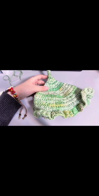 圣诞帽教程
因为感觉很多地方是可以自由发挥的 所以就简单讲解了一下#钩针编织 #钩织编织 #钩针钩织 #圣诞帽 #精灵帽