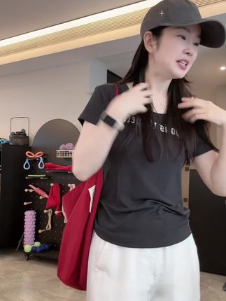 韩系纯欲风-U领字母短袖t恤女-夏季氛围感收腰显瘦百搭超-好看上衣潮#短袖T恤 #U领短袖 #显瘦上衣 #字母短袖 #韩系短袖 @抖音创作小助手@抖音电商 @抖音热榜🔥@抖音小助手@抖音音乐推荐🎤