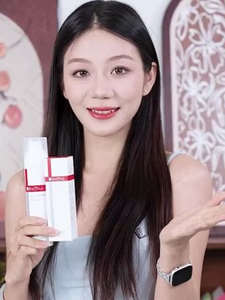 如果你是油痘肌,经常出油长痘,那你一定要试试薇诺娜净痘清颜洁面乳,它是专门针对油痘肌研发的,可以帮你深层清洁毛孔,还能做到温和舒缓,而且它还是弱酸性的,能很好的维持肌肤屏障的平衡,用起来很舒服,洗完脸也不会紧绷,特别适合经常出油长痘的姐妹们去用。#好物推荐🔥 #强烈推荐