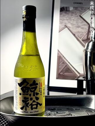 「挖到国产清酒宝藏!这瓶一口喝出东方温柔感✨」 鲸裕清酒也太懂夏天想要的那种清爽了~ 配料表简单到哭!只有水+大米+米曲🍚 15度微醺刚刚好 入口甘甜丝滑不呛喉 清酒特有的氨基酸喝起来轻盈无负担 午后犯困或睡前小酌 瞬间给足松弛感 290ml小巧瓶身 带出门野餐超方便 不像白酒辣喉啤酒胀肚 温柔到心里 国产清酒能这品质 我直接疯狂打call! #微醺时刻 #喝酒要微醺 #好酒推荐