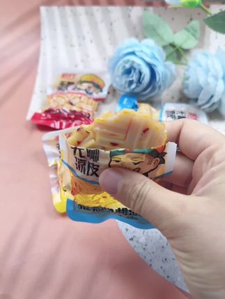 我发现了一个巨好吃的凉皮,它不是那种普通的凉皮,它是这种可以吃的凉皮,打开包装就能吃,特别适合我们这种懒人,而且它的味道真的很好,又麻又辣又香,我每次都要吃好几包才过瘾。