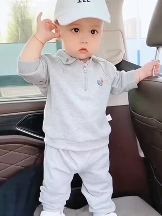 立秋后,天气越来越凉了,给宝宝准备了这款套装,很洋气时髦、面料细腻舒适#高品质童装 #萌娃穿搭 #也太可爱了吧