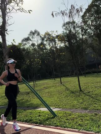 不穿内裤跑步到底有多爽有数据显示大约11%的女生和14%的男生跑步是不穿内裤的在跑步过程中如果你穿的是纯棉内裤跑久了很容易磨大腿