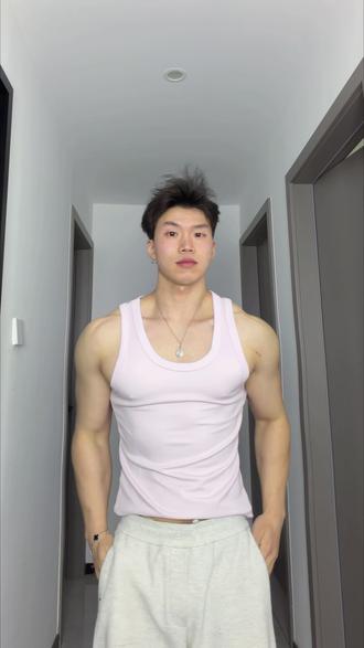 非常显壮的小背心 ,高克重有型!莱赛尔面料增加了舒适性,整体扎实硬挺 ,背后小刺绣点缀上身帅气高级!#背心#gtal#男生穿搭#今天穿什么#型男必备