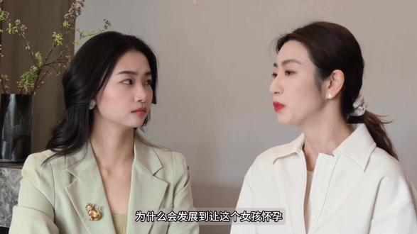 ✨ 欢迎来到“她的律师桌”第十期!
/关于我们/:这里有三位不气馁,有召唤,爱自由的青年女律师。
👩夏律师:华政本科,港中文硕士,刚援藏回归。
👱♀️吕律师:早期留子,前传媒人,去美国读了个法学博士。
👩🏻🦰冒律师:华政硕士,外干内更强,冒着出走的决心,一直在路上。
🎧节目主要内容:聚焦社会热点背后的法律逻辑,拆解职场难题中的规则与解法,分享在法律人生旅途中,关于成长、平衡与选择的真实感悟以及其他突然想到的二三事。
👩🏻⚖️“她的律师桌”,永远有一个你的座位😉
🌱 写在前面
上一期,夏律师讲述了她在援藏期间代理的一起案件:一个不满14岁的女孩被多人性侵犯,生下了一个唇腭裂的婴儿。
视频发出后,评论区涌进了成千上万条留言。
除了愤怒和心痛,最多人问的是——“后来呢?”
女孩现在怎么样了?那个婴儿谁在照顾?坏人被判了吗?如果早点发现,悲剧能避免吗?
今天,我们请夏律师回来,一一回答大家的关心。
更重要的是,我们想聊聊:当法律判决结束之后,社会如何接住这个孩子?
💬 shownotes
0:44第一部分:后来呢?——你关心的答案在这里
女孩已转去新的地方学习和生活,唇腭裂的婴儿正在尝试申请社会救助治疗,性侵者也已经受到了法律的制裁。
1:30 第二部分:最让人痛心的问题——为什么没早点发现?
家庭对孩子关注的缺位,学校性教育的缺失,让伤害在黑暗中持续。
而拉响警报的是履行了强制报告义务的医护人员。
2:30 第三部分:从个案到共案——我们还能做什么?
* 家庭:关注孩子的身心变化,别让“忙”成为缺席的理由
* 学校:性教育不是羞耻,是给孩子最硬的铠甲
* 社会:如果你是医护人员、教师、社区工作者——请记住你的强制报告义务。
💐 结尾:当你发现一个孩子可能受到伤害时,请不要沉默。
你的一个电话、一次报告,可能就是一个孩子人生转折点的开始。
如果你也曾被伤害,如果你也在寻找希望——
请相信:法律会站在你身后。
而你,永远值得被温柔以待。
📢 互动话题
看完这一期,你有什么想说的?
或者,你身边有正在默默保护孩子的人吗?
评论区见。
#未成年人保护 #援藏律师 #性教育 #强制报告义务