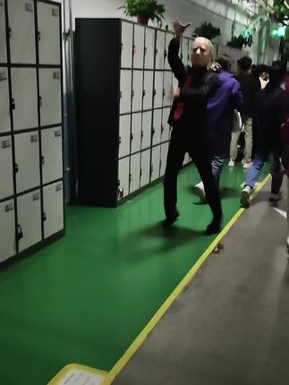 依旧富士康出现#土耳其舞蹈#社牛#行为艺术#妮蔻