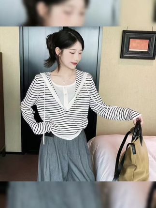 贼有腔调,贼有型的假两件连帽针织衫,减龄,洋气,时尚百搭#针织衫##连帽衫 #条纹控 #早秋新款#假两件