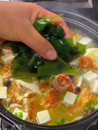 孩子正是zhang身体的时候,宝妈们记得多给孩子吃裙带菜汤,好吃又营养,宝宝很爱吃。#裙带菜 #裙带菜汤 #汤鲜味美 #早餐吃什么 #宝宝辅食