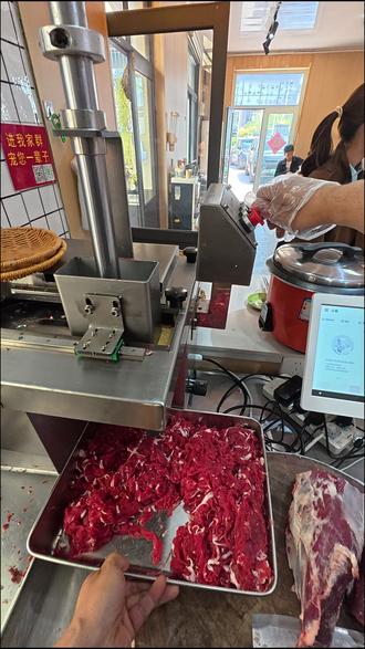 提前祝大家五一快乐 我们有在积极的处理蚊虫的问题,咱店里目前没法挂帘子,因为进出都要端汤,主要的桌子都在室外。如果挂上门帘客人进出的时候会很危险。所以我们只能进行物理的处理,等搬到新店就好了。阿想搬家!!!感觉你们吃饭吃的满头大汗,然后坐不几分钟就得走 让我很愧疚#高一等牛肉汤 #胶州美食