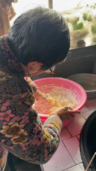 在东北冬天必吃的肯定是粘豆包 蘸点白糖别提多香了 中间出了点小插曲 明天包😀想吃的来哦 #农村生活 #记录真实生活 #粘豆包