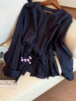 姐妹们,这件藏青色收腰上衣也太戳人心了!圆领设计简约大方,编织腰带一系,腰身立马显出来。上班配条西装裤,干练利落;日常搭牛仔裤加平底鞋,随性又有格调,各种场合都能轻松hold住,妥妥的穿搭小能手~#衬衫控 #强烈推荐 #通勤搭配 #长袖衬衫 #百搭上衣