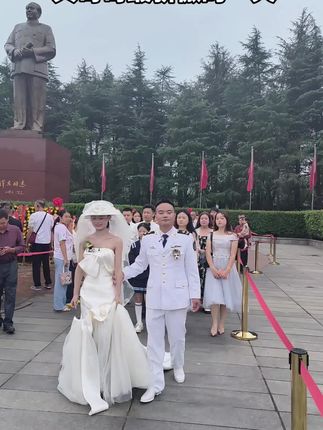 #热爱祖国 #助手抖音 #兵哥哥结婚了,在韶山铜像广场献花蓝