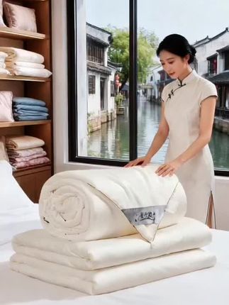 #柔丝抚触感 手工蚕丝被,秋冬「被」治愈的暖眠奢享!一钻进被窝,就像被云朵般的暖意紧紧相拥,这份踏实的温暖太治愈了!最绝的是翻身时悄无声息,睡眠浅星人再也不用担心被惊扰,一夜好眠到天亮,醒来都是神清气爽~ 从桑蚕甄选到蚕丝被成型,它历经12道非遗老工序匠心打磨,蓬松度远超机器制品。哪怕用个五六年,依旧软绵蓬松,摸起来和刚入手时一样治愈,耐用度直接拉满! 给爸妈送是暖心的温度传递,自己用是睡眠质量的跃升,这床手工蚕丝被就是藏在生活里的质感小确幸,谁用谁知道它的好! #手工蚕丝被 #秋冬暖眠天花板 #非遗手艺绝绝子 #一觉到天亮的秘密 @DOU+上热门 @抖加🔥上热门🔥dou+🔥热点宝