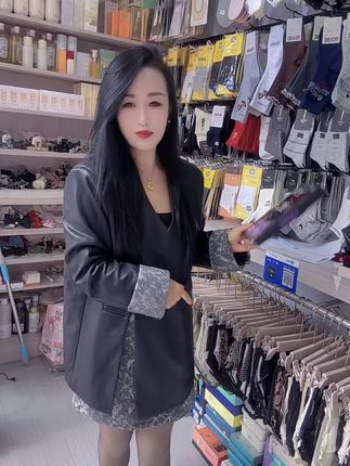 哪有那么多意难平,你穿黑丝,再远都有人接😂#卖袜子的小姐姐