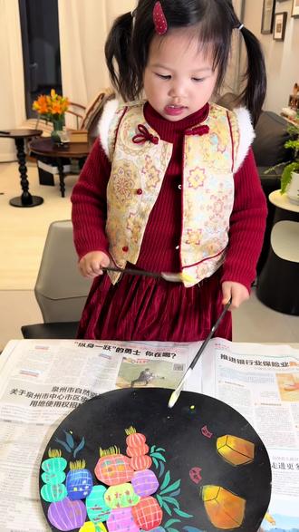 #元宵 今天和我家小班娃一起做了一幅超有氛围感的元宵花灯手工画,娃全程自己动手,成就感满满!
🎨 准备材料(全是家里现成的!)
•圆形卡纸
•白色卡纸
•马克笔,丙烯颜料
•剪刀、双面胶
💡 制作步骤(超简单,娃能独立完成)
1.先让娃用黑色,蓝色丙烯颜料给圆卡纸打底
2.娃随意创作各种颜色和形状的灯笼,自己涂色
3. 我帮忙讲灯笼剪下来
4. 我帮忙将灯笼装饰细节
5. 再空余地方用丙烯颜料画两个孔明灯
6. 娃用画笔上的丙烯颜料给画面敲一些小点点
👧 娃的成长瞬间
•自己选颜色、设计图案,审美力up up!
•剪剪贴贴的过程,手部精细动作和专注力都得到了锻炼。
•完成后一直举着画给爸爸炫耀,自信心爆棚!
💬 碎碎念:
其实不用追求完美,让娃自由发挥才是亲子手工的意义。这幅画虽然不“精致”,但充满了娃的想法和温度,这才是最好的美育呀~
#亲子手工 #幼儿园美育 #元宵花灯 #家庭美育