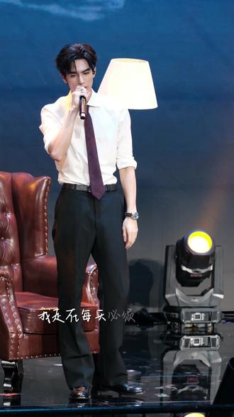 宋威龙出道10周年见面会《天黑黑》
#宋威龙 #宋威龙见面会 #宋威龙唱歌 #林屿森 #舞台