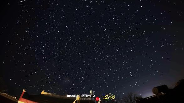 相机对准北极星,一起感受地球的自转! 勾陈一是现任北极星,小熊座中最亮的恒星,北斗七星中的天枢(北斗一)与天璇(北斗二)连线的五倍延长线上,视星等大约1.98等,虽然不是夜空中最亮的,但是不影响未来几百年北半球其他恒星围绕勾陈一逆时针“转圈”。#北极星 #星轨 #北斗七星 #影石徕卡影像挑战赛