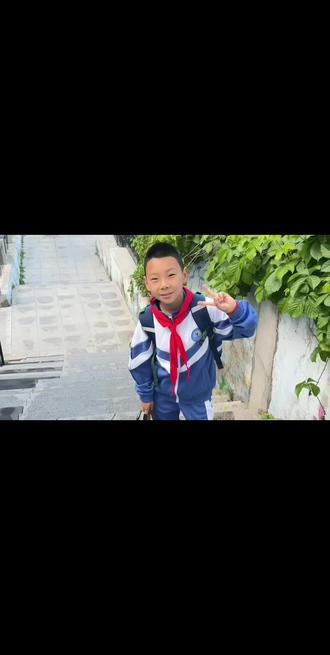 人生第一次国旗下的演讲,发挥很正常,希望我可以像演讲稿一样可以每天进步一点点,学会勤劳,坚持勤劳#升旗仪式 #国旗下演讲