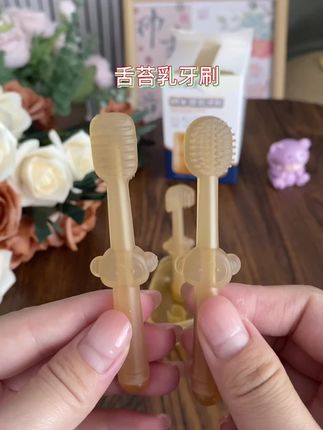 别让厚舌苔影响宝宝喝奶!舌苔发白变厚易滋生细菌,选这款#硅胶舌苔刷,温和清洁口腔,宝宝喝奶更香甜#宝宝护理小技巧