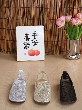 据说这款可以穿出五百万的气质,舒适又防滑,质量是真的好。#妈妈鞋 #防滑耐磨#软底软面