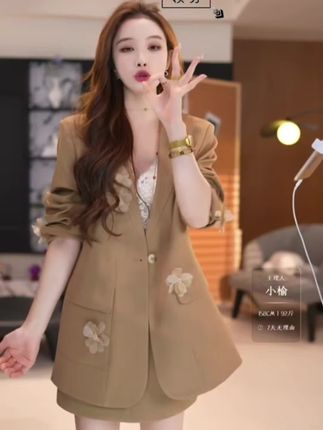宝子们,新中式刺绣长裙套装,温柔贵气显比例,闭眼入不亏! #小个子显高显瘦穿搭 #早秋穿搭 #温柔风穿搭 #西装套装 #说好的随便穿穿去看秀