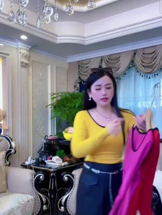 #上热门话题🔥🔥🔥2025秋冬新款极简风拼色圆领显瘦长袖T恤修身百搭套头打底上衣女 #每日分享 #走过路过不要错过 #你想要的我都有 #@DOU+上热门 #@DOU+小助手 #@抖爸爸给点流量 #@抖加🔥上热门🔥dou+🔥热点宝 #穿搭喜欢我关注我