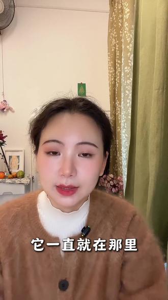 到底是人类驯化了猫,还是猫驯化了人类? 🐈不是我们驯化了猫,而是猫选择了我们。
英国哲学家约翰·格雷的《猫的哲学》从一个令人惊讶的视角切入,彻底颠覆了我们对人猫关系的认知:猫,在任何意义上,都从未被人类真正驯化过。大约一万两千年前,是非洲野猫主动走入人类的村庄,巧妙地利用人类的定居生活,把自己变成了遍布全球的物种。当代人与猫之间的互动,深刻揭示了人猫之间的复杂关系,折射出的人类自身的矛盾与演变。
#读书 #猫咪 #铲屎官的乐趣 #猫的哲学