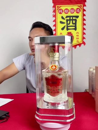 过节送礼高端大气上档次的美酒,明星同款。整箱六瓶三个精美礼袋,#英雄赋 #无限回购的宝藏单品 @抖音小助手