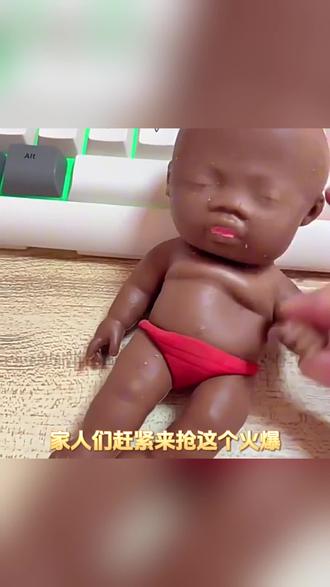 超火娜塔莎小黑娃娃,快来抢! 展示爆款小黑娃娃,介绍其手感、做工等优点,适合当礼物。